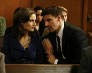 Dr. Brennan (Emily Deschanel, l.); Booth (David Boreanaz, r.)