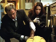 Danny (Carmine Giovinazzo) und Aiden (Vanessa Ferlito) untersuchen einen Überfall auf ein Cafe in Brooklyn. Bis auf einen Überlebenden wurden alle Anwesenden erschossen.