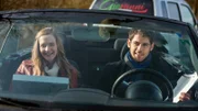 Eva (Sarina Radomski, l.) und Niklas (Roy Peter Link, r.) genießen ihren Ausflug, trotz Motorschaden.