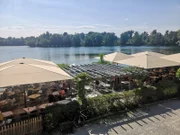 Menschen sitzen auf der Terrasse des "Café am See" am Weßlinger See.