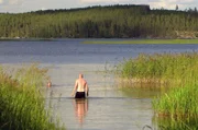 Finnland liegt am Schnittpunkt zwischen Europa und Russland und ist für seine eiskalten, kristallklaren Seen und dunklen Nadelwälder bekannt.