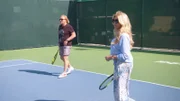Auf dem Tenniscourt zeigen sich Carmen und Robert als starkes Doppel.