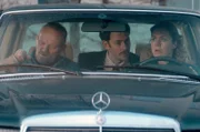 Torfi (Ingvar Sigurdsson, li.) ist zu betrunken, um den Vertrag mit der Bank zu unterschreiben. "Was nun?", fragen sich Jón (Gísli Örn Garðarsson, Mi.) und Harpa (Nína Dögg Filippusdóttir).