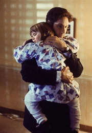 Emily Sims (Lauren Diewold, l.); Fox Mulder (David Duchovny, r.)