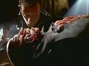 John Doggett (Robert Patrick) macht in der Bostoner U-Bahn einen grausamen Fund - die verstümmelte Leiche eines angeblichen Mörders.