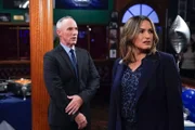 (l-r) Robert John Burke als Captain Ed Tucker, Mariska Hargitay als Captain Olivia Benson