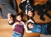 SRF bi de Lüt Familiensache Folge 4 Familie Mäder: Patrik und Maria Mäder mit ihren Kindern Yannik und Joline und Königspudel Pequenita