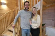Anske und Stacy ihrem neuen umweltfreundlichen Paradies.