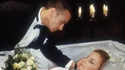 Im Keller machen Semir (Erdogan Atalay) und Jan eine schreckliche Entdeckung: Andrea (Carina Wiese) liegt scheinbar tot in einem Sarg...