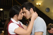 Kommen sich wieder näher: Paloma (Maja Maneiro, l.) und Maik (Sebastian König, r.) ...