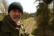Nazi Gold Zug - Michael Dembinski Bahngleisaufnahme, Nahaufnahme. Die Verwendung des sendungsbezogenen Materials ist nur mit dem Hinweis und Verlinkung auf RTL+ gestattet.