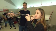Davina versucht sich als Glasbläserin
