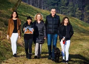 SRF bi de Lüt Familiensache Folge 4 Familie Hunkeler Flück: Paulina Gongora, Yuri Hunkeler mit einem Bild von Carmela Hunkeler, Denise Hunkeler Flück, Viktor Hunkeler und Atalia Hunkeler mit Hund Theres