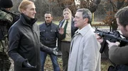 Kress (Rudolf Kowalski, 2.v.r.) wird klar, dass Aigner (André Hennicke, 2.v.l.) und seine Männer (l. Komparse, r. André Dietz) seine Tochter entführt haben. Er hat keine andere Wahl, als Semir (Erdogan Atalay) und Regine (Manuela Wisbeck) an Aigner auszuliefern.