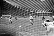 Michael Kutzop (SV Werder Bremen) schießt den Elfmeter, der die Meisterschaft 1985/1986 vorzeitig entschieden hätte, gegen den chancenlosen Torwart Jean Marie Pfaff (FC Bayern München) in der 89. Minute (Serie 2/5)  Michael Kutzop SV Werder Bremen shoots the Penalty the The Championship 1985 1986 prematurely decided would have against the chancenlosen Goalkeeper Jean Marie Pfaff FC Bavaria Munich in the 89 Minute to the Posts Series 2 5