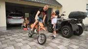 Golden Retriever Welpe Aileen muss laute Motorengeräusche auf dem Hof der Familie Becker aushalten.