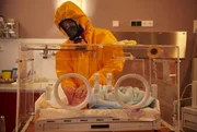 Hebamme Helena (Julia Bremermann) beruhigt das Baby der Patientin, die an Lassafieber erkrankt ist.