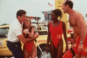 Mitch (David Hasselhoff, l.) gelingt es nicht, April (Kelly Packard, 2.v.l.) davon zu überzeugen, dass sie am Tod eines Schwimmers unschuldig ist. Das versuchen auch Sheryl (Ingrid Walters, 2.v.r.) und Newman (Michael Newman, r.) zu sagen.