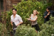 V.l.:  Thomas Magnum (Jay Hernandez), Juliet Higgins (Perdita Weeks), Renaldo Cassione (Niko Guardado)