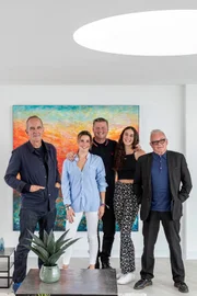 Kevin McCloud (l.) und Edward (2.v.l.)