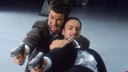 Jan (Christian Oliver, li.) und Semir (Erdogan Atalay) liefern sich eine wilde Schießerei mit den fliehenden Gangstern...