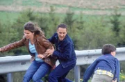 Alarm für Cobra 11 - Die Autobahnpolizei "Die Zeugin". Im Bild: Ariane Borsche (Anne Brendler) und ihr kleiner Sohn Peter (René Langen) sind auf der Autobahn in ein Unfall verwickelt. Semir (Erdogan Atalay) ist vor Ort und kann die beiden gerade noch vor heranrasenden Autos retten.