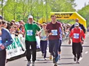 Roland (Thomas Rühmann, grünes Trikot) und Martin (Bernhard Bettermann, lila Trikot) haben es tatsächlich geschafft und kommen mit letzten Kräften im Ziel an.