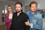 John (Felix von Jascheroff, M.) setzt es zu, dass ihm bei der Suche nach seiner Tochter Clara die Hände gebunden sind. Links Jessica (Nina Ensmann), rechts Philip (Jörn Schlönvoigt)