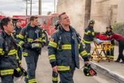 (v.li.): Kenneth Choi (Howie ‚Chimney‘ Han), John Kim (Albert Han), Oliver Stark (Evan ‚Buck‘ Buckley), Peter Krause (Bobby Nash).
