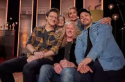Frisch geschlüpft in die Comedy- und Stand-up-Szene ist Newcomerin Ana Lucia aus München.; Mit frisch gedruckten Texten beglückt Poetry Slammer Yannik Sellmann die Zuschauer.; Von links: Yannik Sellmann, Ana Lucia, Susi Raith und Jochen Goricnik (die Spießer) und Jan van Weyde.