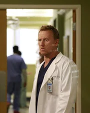 Kevin McKidd (Dr. Owen Hunt).