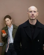 Dr. Meredith Grey (Ellen Pompeo, l.); Dr. Cormac Hayes (Richard Flood, r.)