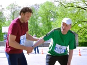 ", Regie: Peter Wekwerth, am Dienstag (17.07.07) um 21:05 Uhr im Ersten. Im letzten Drittel des Leipzig Marathon macht Roland (Thomas Rühmann, re.) schlapp. Martin (Bernhard Bettermann, li.) und der Rest der Truppe schaffen es aber, ihn zu ermutigen weiterzulaufen - für Jutta.