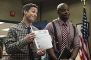 Jake Peralta (Andy Samberg, l.); Terry Jeffords (Terry Crews, r.)