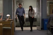Emily (Paget Brewster, r.) und Detective Russ (Mark Gantt, l.) stellen dem Team den neuen Fall vor: Innerhalb von 5 Jahren sind drei Frauen unter den gleichen Umständen spurlos verschwunden. Nun wird ein alter Fall neu aufgegriffen, der ein Teammitglied emotional sehr ergreift ...