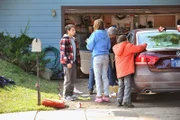 Während Sue (Eden Sher, 2.v.l.), Mike (Neil Flynn, 2.v.r.) und Brick (Atticus Shaffer, r.) sich bemühen, das Auto ihrer Nachbarn wieder in den ursprünglichen Zustand zu versetzen, nachdem jeder von ihnen dieses unerlaubt genutzt hat, taucht Matt (Moises Arias, l.) auf und will Sue etwas mitteilen ...