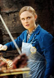 Das Team um Brennan (Emily Deschanel) versucht den Leichnam eines Mannes zu identifizieren, der in einer Jauchegrube gefunden wurde.