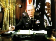 Colonel Rumford (Patrick McGoohan) ist fanatischer Soldat und mit Leib und Seele Kommandant einer Akademie für Kadetten. Die Zukunftspläne des Aufsichtsratmitglieds Haynes passen ihm gar nicht.