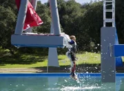 Wer bei "WipeOut - Mach dich nass!" an den Start geht, darf weder ängstlich, wasserscheu noch ungelenk sein - denn der Parcours hat es in sich ...