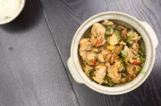 In Pingtung, im Süden Taiwans, verwenden Zhi-Bin und seine Familie die Produkte ihres Bauernhofs für die Zubereitung des heutigen Tagesgerichts: Drei-Tassen-Huhn.