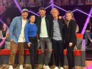 Der Gastgeber Max Giermann (M.) mit seinen Gästen v.l.: Jan van Weyde, Jasna Fritzi Bauer, Pierre M. Krause und Caroline Frier.  Die Verwendung des sendungsbezogenen Materials ist nur mit dem Hinweis und Verlinkung auf RTL+ gestattet.
