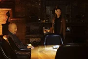 Um besser in dem Fall voranzukommen, schließt Castle mit Detektivin Kendall Frost (Summer Glau, r.), die ebenfalls in die von Mason Wood (Gerald McRaney, l.) geführte Vereinigung aufgenommen werden möchte, eine temporäre Allianz. Mit Erfolg?