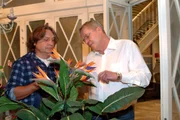 Friedrich (Wilhelm Manske, r.) sucht das Gespräch mit Bernd (Volker Herold, l.), um ihm von seinen Sorgen zu erzählen.