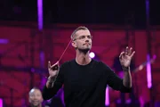 In der neuen ProSieben-Show lässt Joko Winterscheidt (Bild) Deutschlands größte Musikstars und deren Bands gegeneinander antreten. Am Ende performen sie einen ihrer größten Hits - doch dazu müssen sie sich in mehreren Runden die passenden oder auch unpassenden Instrumente erspielen.