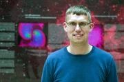 Jan Steinhoff forscht am MPI Potsdam an Gravitationswellendetektoren –– damit will er mehr über die Anfänge unseres Universums erfahren.