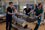 v.l.: Dr. Shaun Murphy (Freddie Highmore), Dr. Morgan Reznick (Fiona Gubelmann), Santiago (Hemky Madera, M.), Dr. Audrey Lim (Christina Chang) und Nurse Dalisay Villanueva (Elfina Luk) kämpfen mit aller Kraft um das kurze Leder.