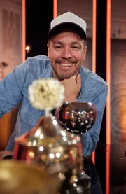 Frisch aus dem LastOneLaughing-Bootcamp kommt Schauspieler und Comedian Jan van Weyde auf die Bühne.