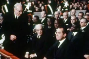 Unzählige Staatschefs, so auch der US-Präsident Richard Nixon, Israels Präsident Salman Schasar und der österreichische Bundespräsident Franz Jonas (v.r.), nehmen am 12. November 1970 zu Ehren von Charles de Gaulle in der Kathedrale Notre-Dame Platz.