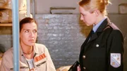 Walter (Katy Karrenbauer, li.) und Bea (Sonia Farke), die sich auf Walters Freigang kennengelernt haben, versuchen sich in Reutlitz aus dem Weg zu gehen. Doch das ist nahezu unmöglich...