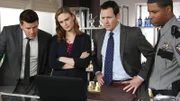 Booth (David Boreanaz, l.) und Brennan (Emily Deschanel) erhoffen sich von Dr. Richard Burke (Larry Sullivan, 2.v.r.) und dem Security Guard Carl Collins (Roshawn Franklin) Hinweise auf Abby Briggs' Mörder.  Die Verwendung des sendungsbezogenen Materials ist nur mit dem Hinweis und Verlinkung auf TVNOW gestattet.
